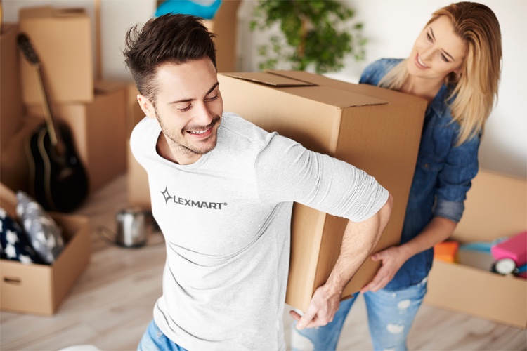 Wohnungsübergabe mit Umzugskartons